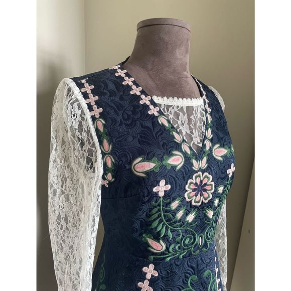 💙 Comino Couture Embroidered Lace Dress - Picture 2 of 16